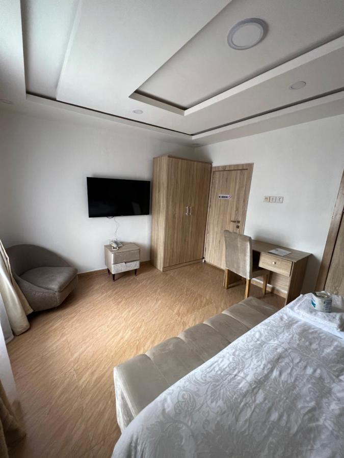 Thapunchline Hotels Ikeja Eksteriør billede