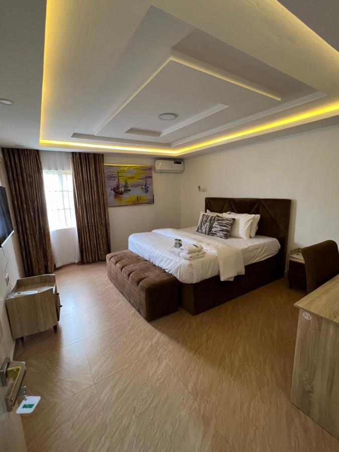 Thapunchline Hotels Ikeja Eksteriør billede